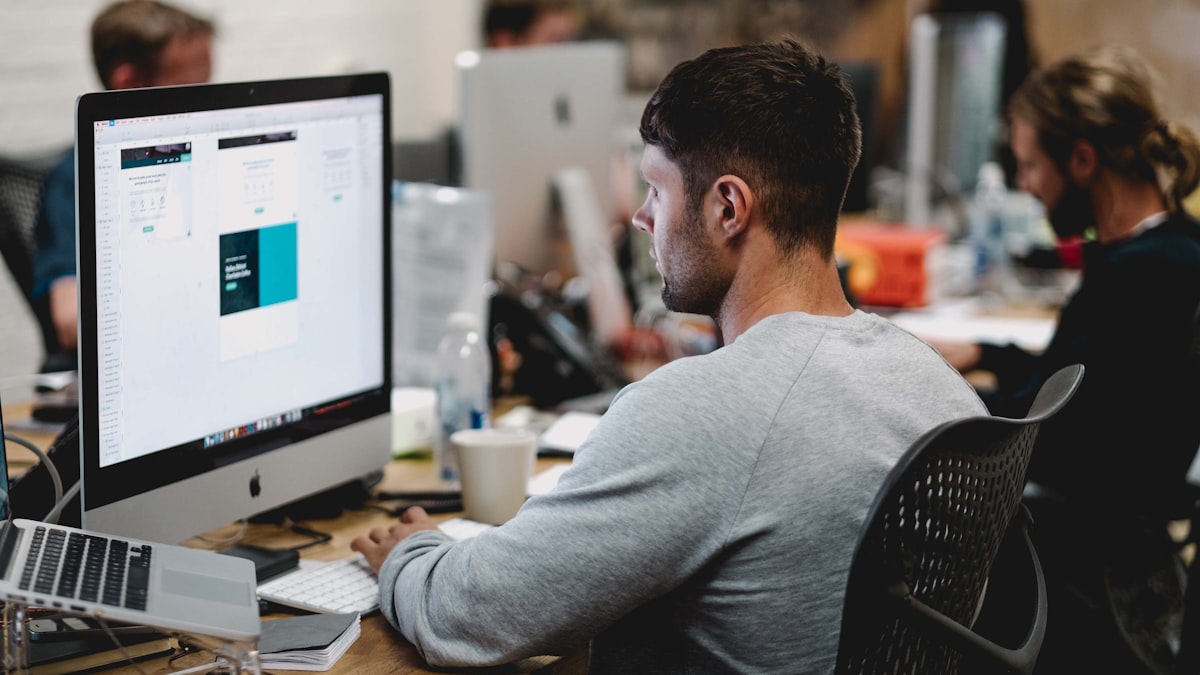 Gli agenti di intelligenza artificiale iniziano ad affiancare i lavoratori nelle attività quotidiane.