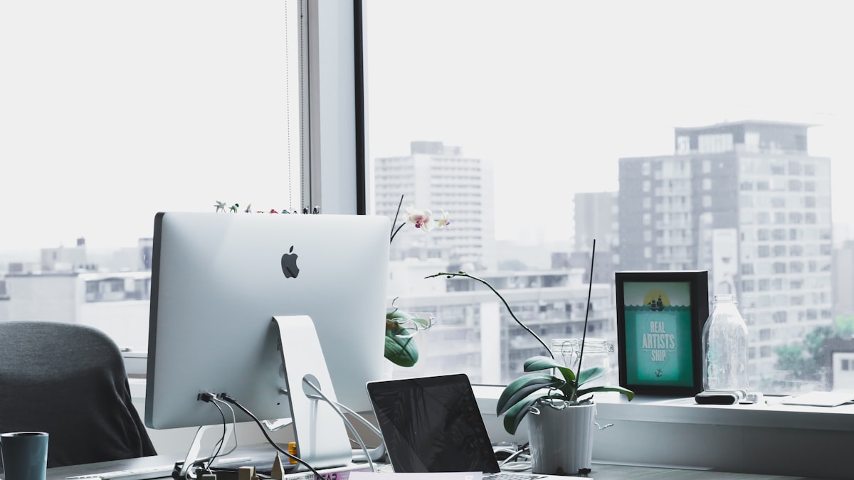 L'intelligenza artificiale non cancella semplicemente i lavori, ma ne trasforma i contenuti, ridisegnando compiti e competenze in quasi ogni professione.