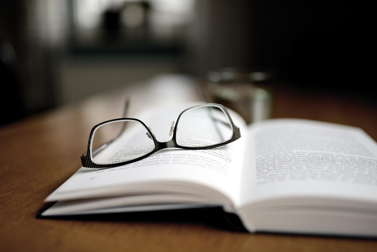La riforma introduce nuovi strumenti digitali ma non dimentica il valore dei libri e dello studio tradizionale.